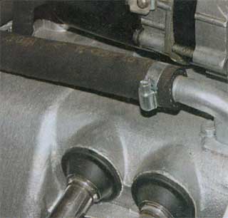 Сапун работает по принципу лепесткового клапана 2-тактного двигателя и соединен шлангом с воздушным фильтром